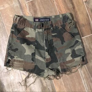 Distressed camo cutoffs XS/00